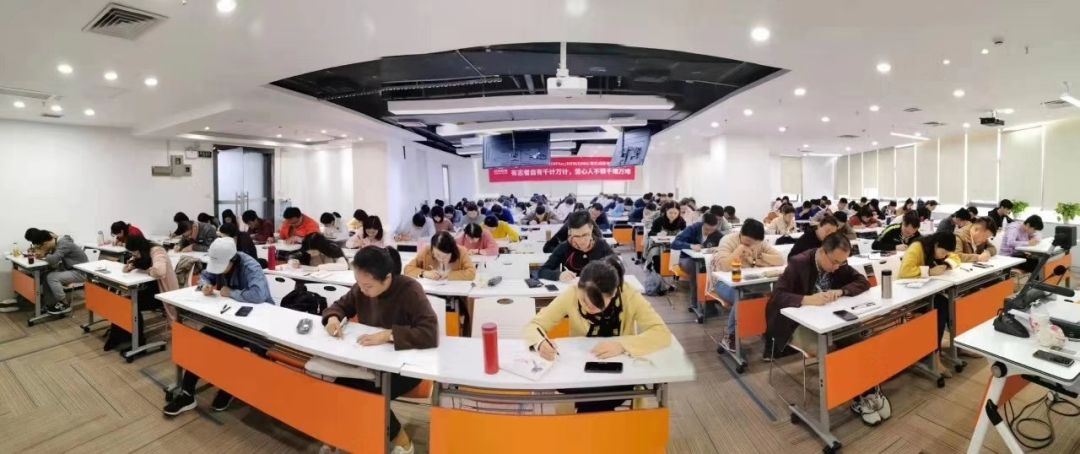 文 / 李志伟  洪桥20届学员 初试229分 武汉大学经济与管理MBA预录取   大家好,我是从事第三方支付的李志伟,得益于洪桥的帮助,在提面不理想的情况取得了229的笔试成绩,也算对得起这么久的努力。    回顾我的考研历程,可以用“信 悟 练 舍 术”几个字概括。    图片 信 始终相信下一次会更好!   首先来说说“信”。    第一,要相信洪桥的学习计划,也许我们都有自己的学习节奏,但既然报名学习,就可以按照洪桥的节奏安排自己的内容,这样不至于慌乱。    第二,要信任自己的伙伴,洪桥最具特色、也最吸引我的就是会有一个学习小组,有这些亦师亦友的伙伴会使得整个过程不再孤单,相互支撑!    第三,相信自己的潜力,不管模考怎么样,始终相信下一次会更好!    图片    图片 悟 不过度依赖书本,找到自己的应对技巧   其次,是“悟”的问题。    尤其是逻辑,可能听课的前期觉得没啥章法,听懂了但做起题目还是一样,这时候可以多听不同老师的讲解,单独琢磨做错题目的考察点,不过度依赖书本的答案解析,慢慢找到属于自己的应对技巧。    数学也是一样,周校的数学课讲解很多举一反三的实例,量不在多,会一种,拿一类题目分。    (洪桥君悄悄告诉你,关注【周洪桥考研】,周校给你分享真题一题多解的技巧,每日一练,让你联考高分无忧~ 图片)    图片    图片 练 题海战术可能效率不高,但绝对有用   再次,就是“练”的问题。    数学题目就不用说了,题海战术可能效率不高但绝对有用,时间不够就只做真题,不会的题型要反复练习。    更重要的是,准备后期要定期练习写综合作文,不仅练反应,还练手速和笔迹。英语大小作文同样,需要模板也需要练习。    图片   图片 舍 保大放小,有舍有得!   此外,到了最后一个月左右的时间,估计都会感觉到时间不够用,需要提升的东西太多来不及,此时就需要学会“舍”。    就个人而言,我的英语属于努力点应该就50-60分区间,再多花一倍的时间也没有太多提升,就舍弃了,最后一周时间,只保证大小作文有应对的模板能力就行。    其他时间,就花在可以再补一下知识题型的数学以及再提升的综合作文素材上,需要针对复习的进度和个人特点有舍有得。    图片  图片 术 怎么合理安排这3个小时?   最后,就是应对终极考试的“术”,也就是怎么合理安排这3个小时。    老实说,前面3次模考我综合都没做完题目,后面针对自己的特点就调整了下做题顺序,小作文—逻辑—大作文—数学,通过验证,还比较适合自己。    大作文小作文要求50分钟以内,这样逻辑和数学就比较好分配,逻辑对我是得分项,所以放在前面,数学最后的条件判断正确率不高有时间好好做,没时间用上周校的蒙猜大法效果也还行。    整体而言,在十月份才开始准备笔试,时间不够的情况下,结合自身的特点制定相应的策略,跟着洪桥的计划前进,终归是条正确的道路! 文 / 李志伟  洪桥20届学员 初试229分 武汉大学经济与管理MBA预录取   大家好,我是从事第三方支付的李志伟,得益于洪桥的帮助,在提面不理想的情况取得了229的笔试成绩,也算对得起这么久的努力。    回顾我的考研历程,可以用“信 悟 练 舍 术”几个字概括。    图片 信 始终相信下一次会更好!   首先来说说“信”。    第一,要相信洪桥的学习计划,也许我们都有自己的学习节奏,但既然报名学习,就可以按照洪桥的节奏安排自己的内容,这样不至于慌乱。    第二,要信任自己的伙伴,洪桥最具特色、也最吸引我的就是会有一个学习小组,有这些亦师亦友的伙伴会使得整个过程不再孤单,相互支撑!    第三,相信自己的潜力,不管模考怎么样,始终相信下一次会更好!    图片    图片 悟 不过度依赖书本,找到自己的应对技巧   其次,是“悟”的问题。    尤其是逻辑,可能听课的前期觉得没啥章法,听懂了但做起题目还是一样,这时候可以多听不同老师的讲解,单独琢磨做错题目的考察点,不过度依赖书本的答案解析,慢慢找到属于自己的应对技巧。    数学也是一样,周校的数学课讲解很多举一反三的实例,量不在多,会一种,拿一类题目分。    (洪桥君悄悄告诉你,关注【周洪桥考研】,周校给你分享真题一题多解的技巧,每日一练,让你联考高分无忧~ 图片)    图片    图片 练 题海战术可能效率不高,但绝对有用   再次,就是“练”的问题。    数学题目就不用说了,题海战术可能效率不高但绝对有用,时间不够就只做真题,不会的题型要反复练习。    更重要的是,准备后期要定期练习写综合作文,不仅练反应,还练手速和笔迹。英语大小作文同样,需要模板也需要练习。    图片   图片 舍 保大放小,有舍有得!   此外,到了最后一个月左右的时间,估计都会感觉到时间不够用,需要提升的东西太多来不及,此时就需要学会“舍”。    就个人而言,我的英语属于努力点应该就50-60分区间,再多花一倍的时间也没有太多提升,就舍弃了,最后一周时间,只保证大小作文有应对的模板能力就行。    其他时间,就花在可以再补一下知识题型的数学以及再提升的综合作文素材上,需要针对复习的进度和个人特点有舍有得。    图片  图片 术 怎么合理安排这3个小时?   最后,就是应对终极考试的“术”,也就是怎么合理安排这3个小时。    老实说,前面3次模考我综合都没做完题目,后面针对自己的特点就调整了下做题顺序,小作文—逻辑—大作文—数学,通过验证,还比较适合自己。    大作文小作文要求50分钟以内,这样逻辑和数学就比较好分配,逻辑对我是得分项,所以放在前面,数学最后的条件判断正确率不高有时间好好做,没时间用上周校的蒙猜大法效果也还行。    整体而言,在十月份才开始准备笔试,时间不够的情况下,结合自身的特点制定相应的策略,跟着洪桥的计划前进,终归是条正确的道路!